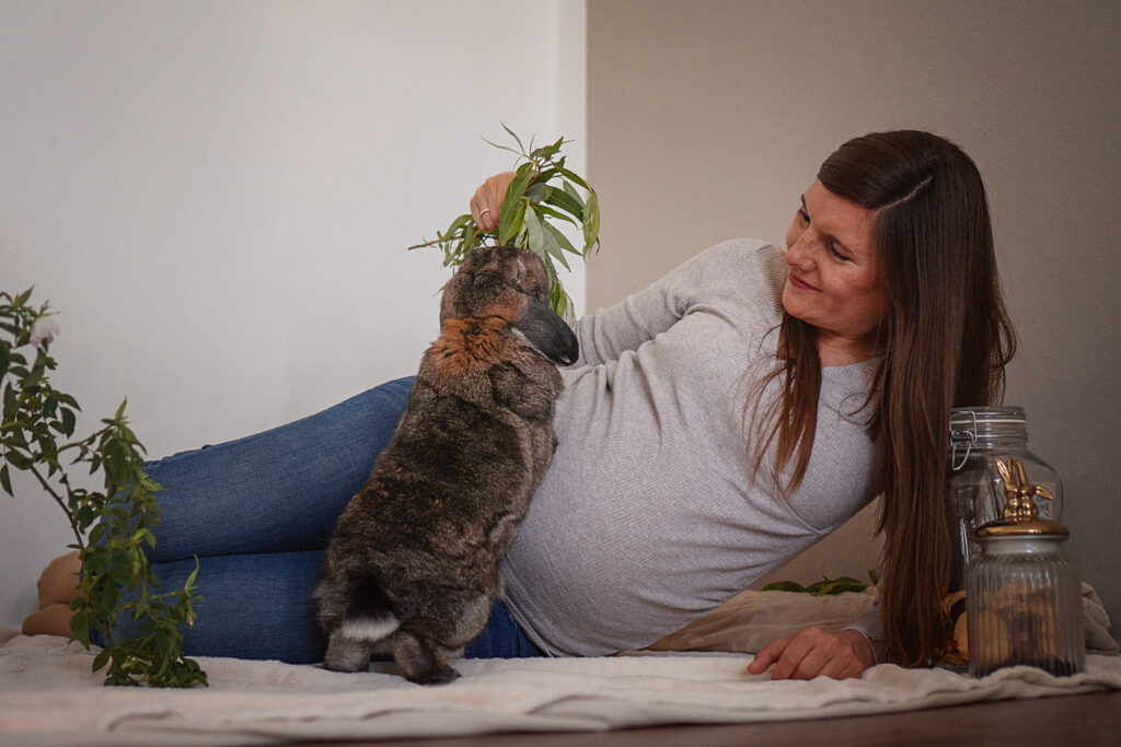 Schwangere mit Kaninchen